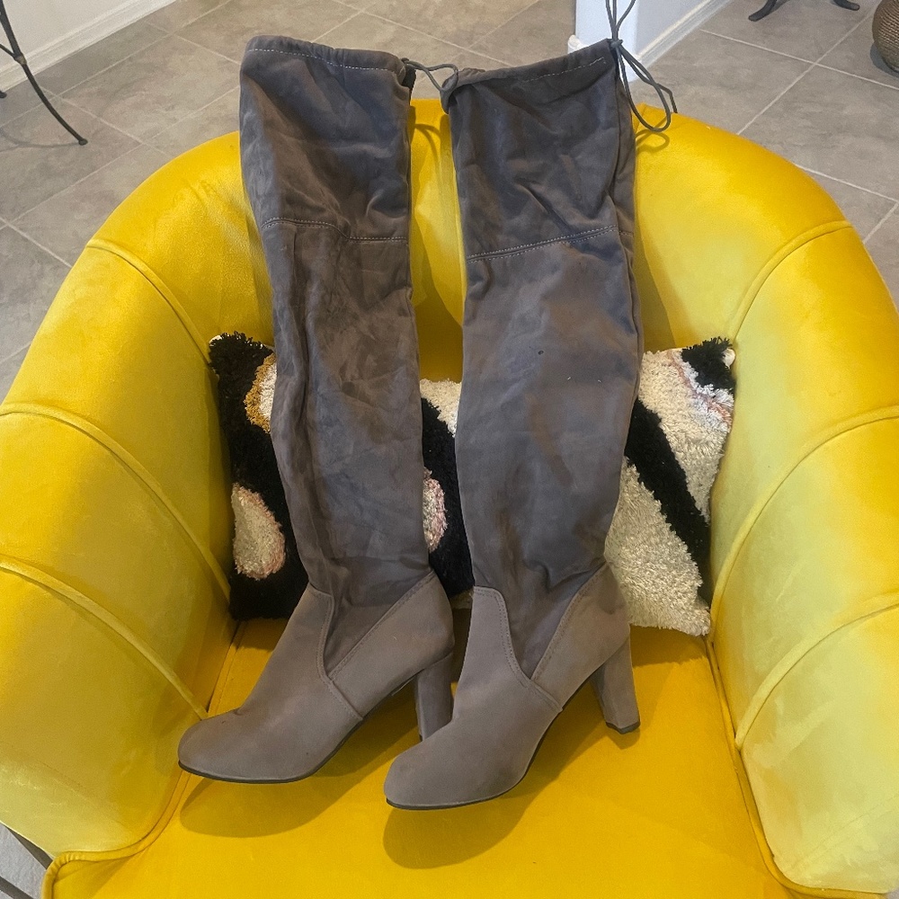 NO NAME THIGH HIGH HEALED BOOTS 7.5 IN GREY